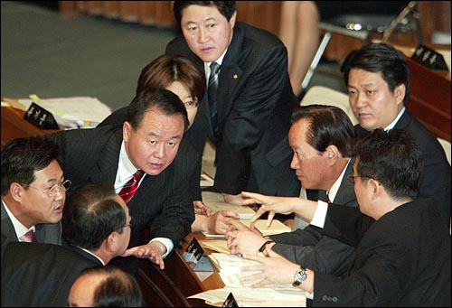 이해찬 총리의 `한나라당은 차떼기당`발언에 대해, 한나라당 부대표단이 대책을 논의하고 있다. 